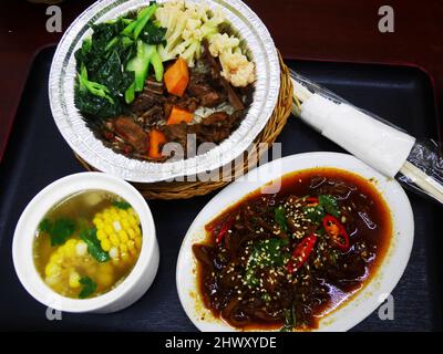 Cuisine traditionnelle locale et fusion chinoise, cuisine de style Shantou ou Swatow sur une assiette à plat pour les clients servis au café-restaurant de Teoch Banque D'Images