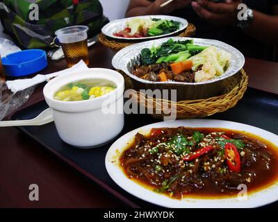 Cuisine traditionnelle locale et fusion chinoise, cuisine de style Shantou ou Swatow sur une assiette à plat pour les clients servis au café-restaurant de Teoch Banque D'Images