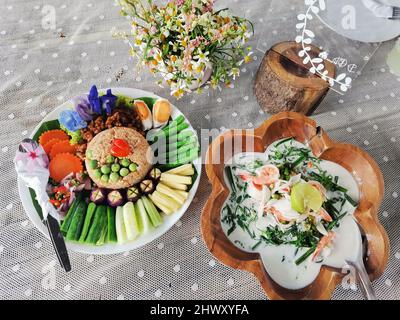 Cuisine thaïlandaise traditionnelle du sud riz frit Stir avec pâte de Chili trempez le porc doux et la variété d'oeufs salés légumes servis avec de la végétation de lait de coco Banque D'Images