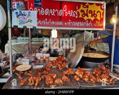 Les gens thaïlandais cuisent du poulet frit de style HatYai à la vente les gens du client les voyageurs au restaurant local stall Hawker Cart dans le bazar du marché local Banque D'Images