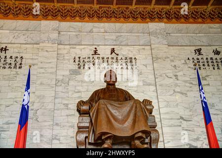 Statue de Chiang Kai-shek à Taipei, Taïwan. Cette immense statue en bronze domine la salle principale du CKS Memorial Hall à Taipei, Taïwan. Banque D'Images