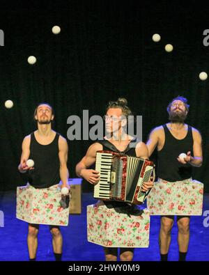 Londres, Royaume-Uni. 08th mars 2022. Trois hommes du Nord voient la troupe renommée « The Nordic Council » (Merri Heikkilä de Finlande, Jakob Jacobsson de Suède et l'interprète islandais Bjarni Árnason) dans un spectacle de cirque unique qui présente diablo, jonglant et acrobatie avec des rayonnages Ikea Kallax et d'autres « merveilles du cirque nordique ». La performance est l'événement de lancement de la nouvelle saison de Jacksons Lane, Nordic Exposure, qui se déroulera du 9th mars au 1st mai. Credit: Imagetraceur/Alamy Live News Banque D'Images