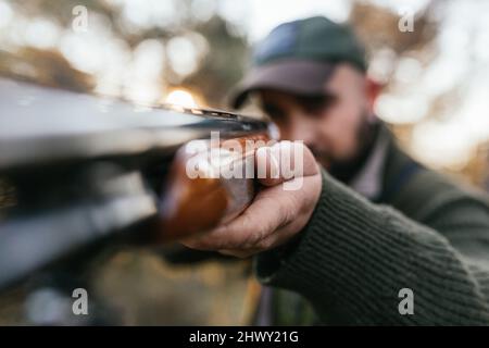 Homme avec fusil pour le tir en forêt Banque D'Images