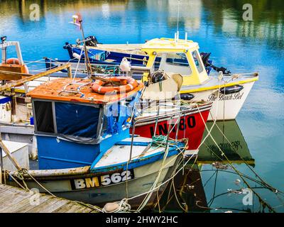 Un chalutier de pêche amarré à Brixham à Devon. Banque D'Images