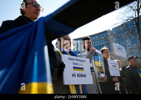 Bruxelles, région de Bruxelles-capitale, Belgique. 8th mars 2022. Les manifestants tiennent des panneaux lors d'une manifestation intitulée ''les femmes se tiennent avec l'Ukraine'' près du siège de l'Union européenne à l'occasion de la Journée internationale de la femme à Bruxelles, Belgique, le 8 mars 2022. (Credit image: © Valeria Mongelli/ZUMA Press Wire) Banque D'Images