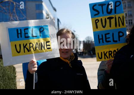 Bruxelles, région de Bruxelles-capitale, Belgique. 8th mars 2022. Un manifestant tient un panneau lors d'une manifestation appelée ''stand des femmes avec l'Ukraine'' près du siège de l'Union européenne à l'occasion de la Journée internationale de la femme à Bruxelles, Belgique, le 8 mars 2022. (Credit image: © Valeria Mongelli/ZUMA Press Wire) Banque D'Images