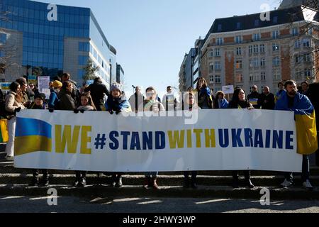 Bruxelles, région de Bruxelles-capitale, Belgique. 8th mars 2022. Les manifestants tiennent une bannière lors d'une manifestation intitulée ''les femmes se tiennent avec l'Ukraine'' près du siège de l'Union européenne à l'occasion de la Journée internationale de la femme à Bruxelles, Belgique, le 8 mars 2022. (Credit image: © Valeria Mongelli/ZUMA Press Wire) Banque D'Images