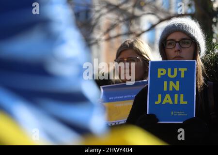 Bruxelles, région de Bruxelles-capitale, Belgique. 8th mars 2022. Les manifestants tiennent des panneaux lors d'une manifestation intitulée ''les femmes se tiennent avec l'Ukraine'' près du siège de l'Union européenne à l'occasion de la Journée internationale de la femme à Bruxelles, Belgique, le 8 mars 2022. (Credit image: © Valeria Mongelli/ZUMA Press Wire) Banque D'Images