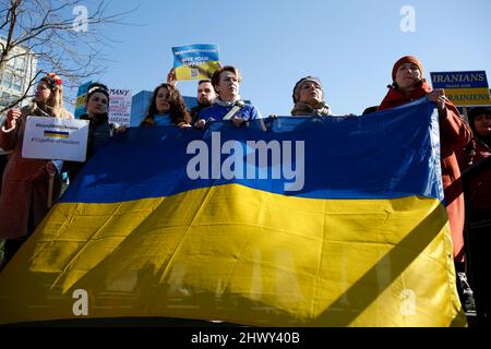 Bruxelles, région de Bruxelles-capitale, Belgique. 8th mars 2022. Les manifestants tiennent des signes et le drapeau ukrainien lors d'une manifestation appelée ''les femmes se tiennent avec l'Ukraine'' près du siège de l'Union européenne à l'occasion de la Journée internationale de la femme à Bruxelles, Belgique, le 8 mars 2022. (Credit image: © Valeria Mongelli/ZUMA Press Wire) Banque D'Images