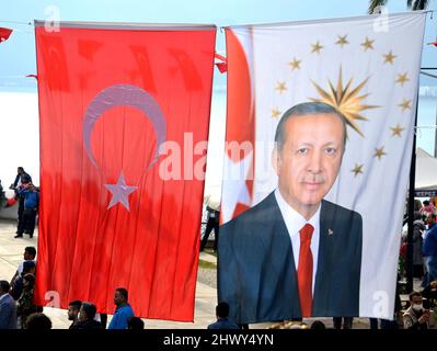 Un drapeau turc à côté d'un drapeau mettant en vedette Recep Tayyip Erdoğan, 12th ans et président actuel de la Turquie, à Karaalioğlu Park, Antalya, Turquie, Banque D'Images