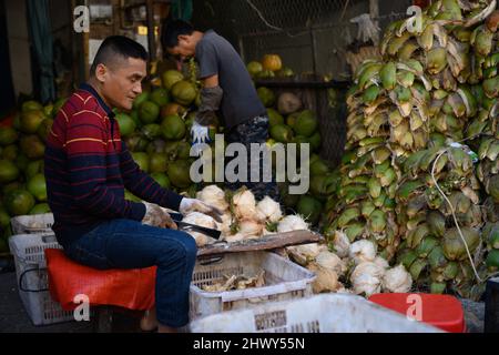 Haikou, province chinoise de Hainan. 8th mars 2022. Un fournisseur traite des noix de coco sur un marché local à Haikou, dans la province de Hainan, au sud de la Chine, le 8 mars 2022. Credit: Hu Zhixuan/Xinhua/Alay Live News Banque D'Images