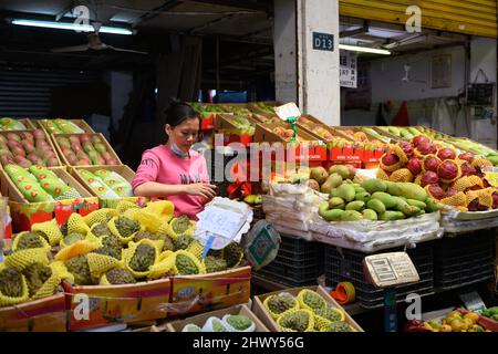 Haikou, province chinoise de Hainan. 8th mars 2022. Un vendeur attend des clients dans son stand d'un marché local à Haikou, dans la province de Hainan, au sud de la Chine, le 8 mars 2022. Credit: Hu Zhixuan/Xinhua/Alay Live News Banque D'Images