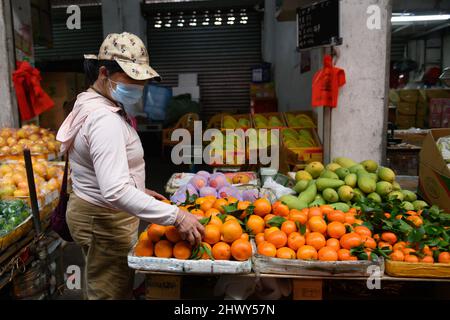 Haikou, province chinoise de Hainan. 8th mars 2022. Un vendeur arrange des fruits sur un marché local à Haikou, dans la province de Hainan, au sud de la Chine, le 8 mars 2022. Credit: Hu Zhixuan/Xinhua/Alay Live News Banque D'Images