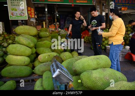 Haikou, province chinoise de Hainan. 8th mars 2022. Les clients choisissent des jackfruits sur un marché local à Haikou, dans la province de Hainan, au sud de la Chine, le 8 mars 2022. Credit: Hu Zhixuan/Xinhua/Alay Live News Banque D'Images