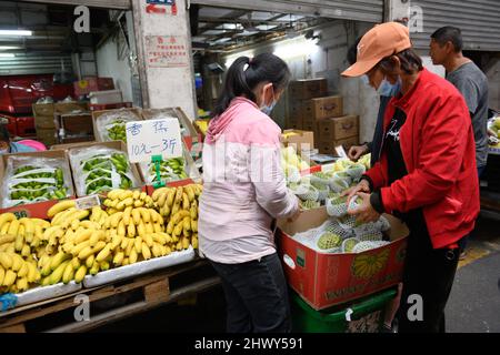 Haikou, province chinoise de Hainan. 8th mars 2022. Les clients choisissent des pommes de crème anglaise sur un marché local à Haikou, dans la province de Hainan, au sud de la Chine, le 8 mars 2022. Credit: Hu Zhixuan/Xinhua/Alay Live News Banque D'Images