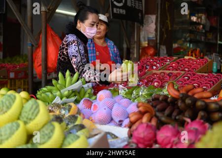 Haikou, province chinoise de Hainan. 8th mars 2022. Un client choisit des fruits sur un marché local à Haikou, dans la province de Hainan, au sud de la Chine, le 8 mars 2022. Credit: Hu Zhixuan/Xinhua/Alay Live News Banque D'Images