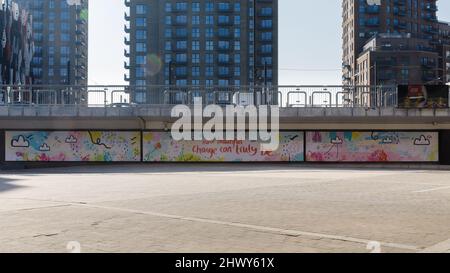 Wembley Park, Londres, Royaume-Uni. 8th mars 2022. Zoe Slatter - Comment beau changement peut être - murale murale . Pour célébrer la Journée internationale de la femme, « Figures of change », un sentier d'art gratuit a été dévoilé dans le parc Wembley. Composé de huit grandes œuvres du monde public par des artistes féminins de premier plan du monde entier, organisée par Zoë Allen de déclarations artistiques et assemblée par une équipe de 16 femmes. Le parcours artistique gratuit comprend des œuvres d'art numériques, des installations d'éclairage, de la typographie, du design graphique, de la photographie et de l'illustration et se concentre autour du thème "Comment le changement beau peut vraiment être", Amanda Rose Banque D'Images