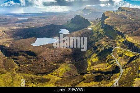 Vue aérienne depuis le drone de Trotternish Ridge depuis le Quiraing dans l'île de Skye, Écosse, Royaume-Uni Banque D'Images