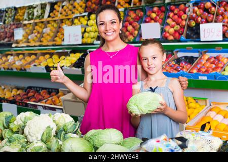 femme avec fille achetant le chou Banque D'Images