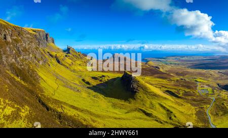 Vue aérienne depuis le drone de Trotternish Ridge depuis le Quiraing dans l'île de Skye, Écosse, Royaume-Uni Banque D'Images