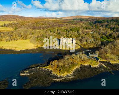 Vue aérienne du drone du château de Dunvegan sur l'île de Skye, Écosse, Royaume-Uni Banque D'Images