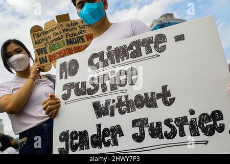 Jakarta, Indonésie. 08th mars 2022. Les activistes tiennent des pancartes lors de la manifestation de la Journée internationale de la femme.les militantes se rassemblent à l'occasion de la Journée internationale de la femme dans la région de Monas, à Jakarta. La masse demande au gouvernement de mettre en œuvre un système de protection sociale qui ne fait pas de discrimination à l'égard des femmes. Crédit : SOPA Images Limited/Alamy Live News Banque D'Images