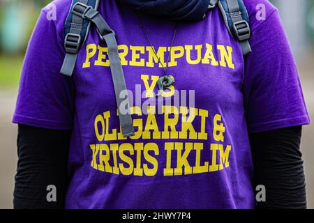 Jakarta, Indonésie. 08th mars 2022. Une militante porte un t-shirt qui lit « les femmes contre l'oligarchie » lors de la manifestation de la Journée internationale de la femme. Les militantes se rassemblent à l'occasion de la Journée internationale de la femme dans la région de Monas, à Jakarta. La masse demande au gouvernement de mettre en œuvre un système de protection sociale qui ne fait pas de discrimination à l'égard des femmes. Crédit : SOPA Images Limited/Alamy Live News Banque D'Images