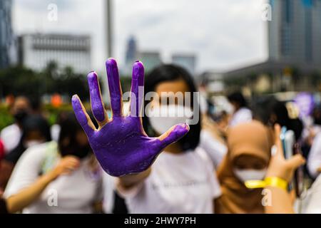 Jakarta, Indonésie. 08th mars 2022. Une femme vue à l'encre sur sa main lors de la manifestation de la Journée internationale de la femme.les militantes se rassemblent à l'occasion de la Journée internationale de la femme dans la région de Monas, à Jakarta. La masse demande au gouvernement de mettre en œuvre un système de protection sociale qui ne fait pas de discrimination à l'égard des femmes. Crédit : SOPA Images Limited/Alamy Live News Banque D'Images