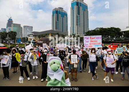 Jakarta, Indonésie. 08th mars 2022. Les activistes tiennent des pancartes lors de la manifestation de la Journée internationale de la femme.les militantes se rassemblent lors de la Journée internationale de la femme dans la région de Monas, à Jakarta. La masse demande au gouvernement de mettre en œuvre un système de protection sociale qui ne fait pas de discrimination à l'égard des femmes. Crédit : SOPA Images Limited/Alamy Live News Banque D'Images