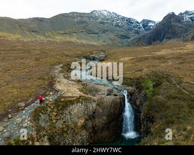 Vue aérienne depuis le drone des piscines de Fairy à Glen fragile près des montagnes de Cullin sur l'île de Skye, en Écosse, au Royaume-Uni Banque D'Images