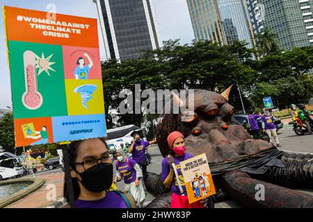 Jakarta, Indonésie. 08th mars 2022. Une militante tient un écriteau tout en tirant une sculpture représentant un poulpe sur le thème de l'oligarchie lors de la manifestation de la Journée internationale de la femme.les militantes se rassemblent à l'occasion de la Journée internationale de la femme dans la région de Monas, à Jakarta. La masse demande au gouvernement de mettre en œuvre un système de protection sociale qui ne fait pas de discrimination à l'égard des femmes. (Photo par Aslam Iqbal/SOPA Images/Sipa USA) crédit: SIPA USA/Alay Live News Banque D'Images