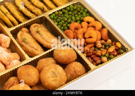 Shahi Mithai Gujia ou Gujiya, Spicy Crispy snacks Namkeen aussi appelé Nimki, Mathri, Matar, Kachori, mélange décoré dans boîte-cadeau. Repas de fête Banque D'Images