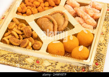 Shahi Mithai Gujia ou Gujiya, Spicy Crispy snacks Namkeen aussi appelé Nimki, Mathri, Matar, Kachori, mélange décoré dans boîte-cadeau. Repas de fête Banque D'Images