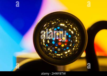 Gros plan abstrait de cercles de néon vibrants dans le kaléidoscope Banque D'Images