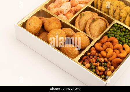 Shahi Mithai Gujia ou Gujiya, Spicy Crispy snacks Namkeen aussi appelé Nimki, Mathri, Matar, Kachori, mélange décoré dans boîte-cadeau. Repas de fête Banque D'Images