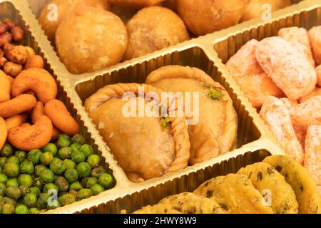 Shahi Mithai Gujia ou Gujiya, Spicy Crispy snacks Namkeen aussi appelé Nimki, Mathri, Matar, Kachori, mélange décoré dans boîte-cadeau. Repas de fête Banque D'Images