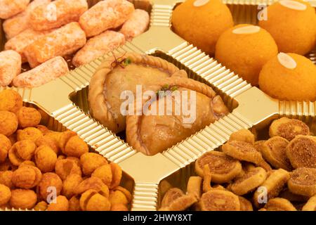 Shahi Mithai Gujia ou Gujiya, Spicy Crispy snacks Namkeen aussi appelé Nimki, Mathri, Matar, Kachori, mélange décoré dans boîte-cadeau. Repas de fête Banque D'Images