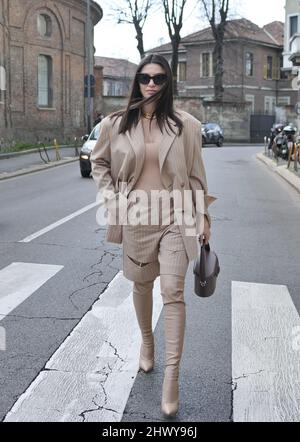 Nicole Mazzocato Street style tenue pendant Milano Fashion week 2022 automne hiver femme Colditions Luisa Spagnoli styliste Banque D'Images