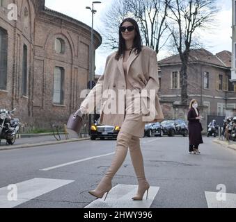 Nicole Mazzocato Street style tenue pendant Milano Fashion week 2022 automne hiver femme Colditions Luisa Spagnoli styliste Banque D'Images