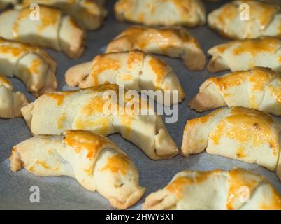Croissants hongrois traditionnels faits maison sur plaque de cuisson Banque D'Images