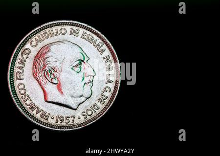 Francisco Franco cinq pesetas coin 1957 inverse inverse inverse gros plan espace de copie arrière-plan noir Banque D'Images