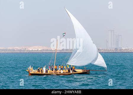 Abu Dhabi, eau - 17 mars 2013 : course traditionnelle de voile de dhow à Abu Dhabi. 60 mètres. Banque D'Images