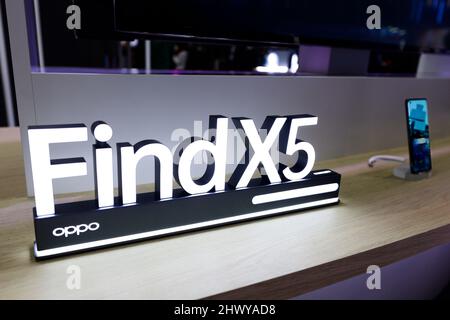 Barcelone, Barcelone, Espagne. 28th févr. 2022. La série OPPO Find X5, le dernier smartphone présenté par la marque chinoise avec un appareil photo Hasselblad, une NPU MariSilicon X, une finition céramique, Et une résistance à l'eau et à la poussière en IP68, exposée au Mobile World Congress (MWC) le plus grand salon du secteur consacré aux appareils mobiles, 5G, IOT, ai et Big Data, célébré à Barcelone, le 3 mars 2022 à Barcelone, Espagne. (Credit image: © Brisa Palomar/Pacific Press via ZUMA Press Wire) Banque D'Images