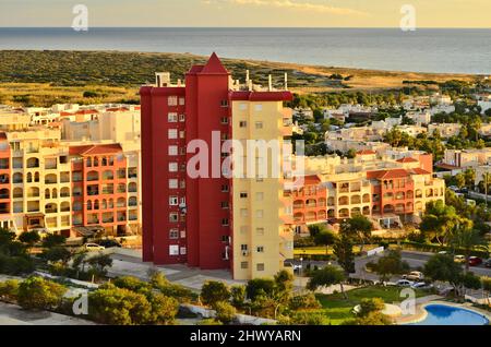 Hôtels et appartements modernes sur la côte méditerranéenne à Almerimar, province d'Almeria, sud de l'Espagne. Banque D'Images