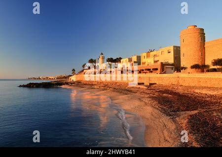 Forteresse Castillo de Santa Ana et phare à l'aube, ville de Roquetas de Mar à Almeria, sud de l'Espagne. Banque D'Images