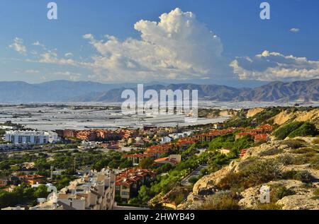 Vallée avec des blocs d'appartements modernes et champ de serres, Sierra de Gador montagnes en arrière-plan. Almerimar province d'Almeria sud de l'Espagne. Banque D'Images