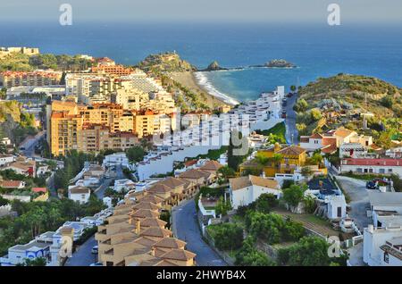 Propriétés résidentielles d'Almunecar, ville située sur la côte de Granadina dans le sud de l'Espagne. Banque D'Images