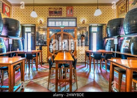 Vue intérieure du bar-restaurant à tapas historique Bodega Casa Montana, Valence, Espagne Banque D'Images