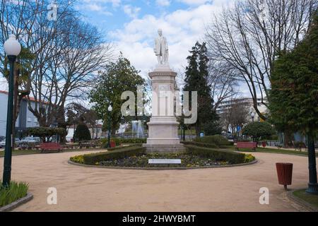 Paços de Ferreira, Portugal - 06 mars 2022 : jardin municipal de Paços de Ferreira, statue du Dr. Leão de Meireles, district de Porto, Portugal Banque D'Images