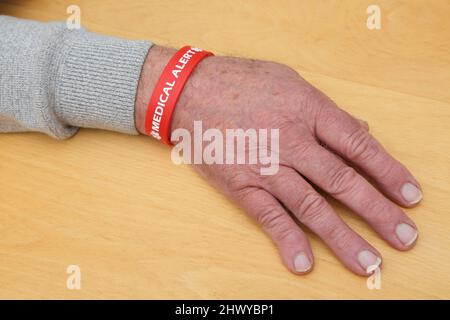 Bracelet d'alerte médicale en silicone rouge Banque D'Images